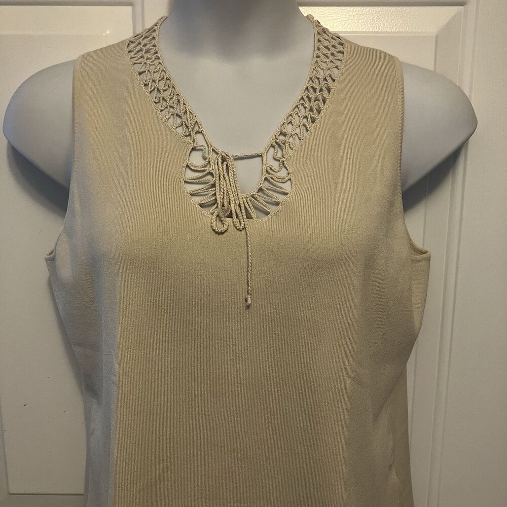 Women’s August Silk Sz M Beige Sleeveless Crochet Trim Pullover Knit Sweater - Picture 2 of 5